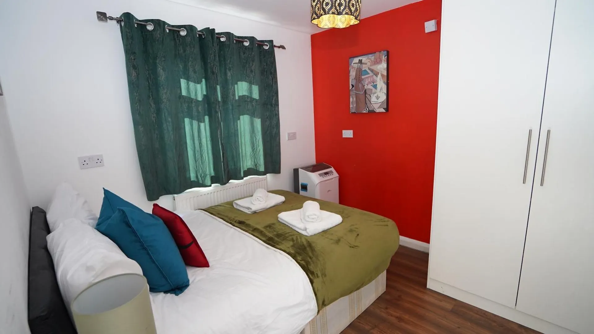 59A Comfortable 3 Bedroom Home, Sleeps 6 By Easy 2 Manage Cranford 0*,  Großbritannien