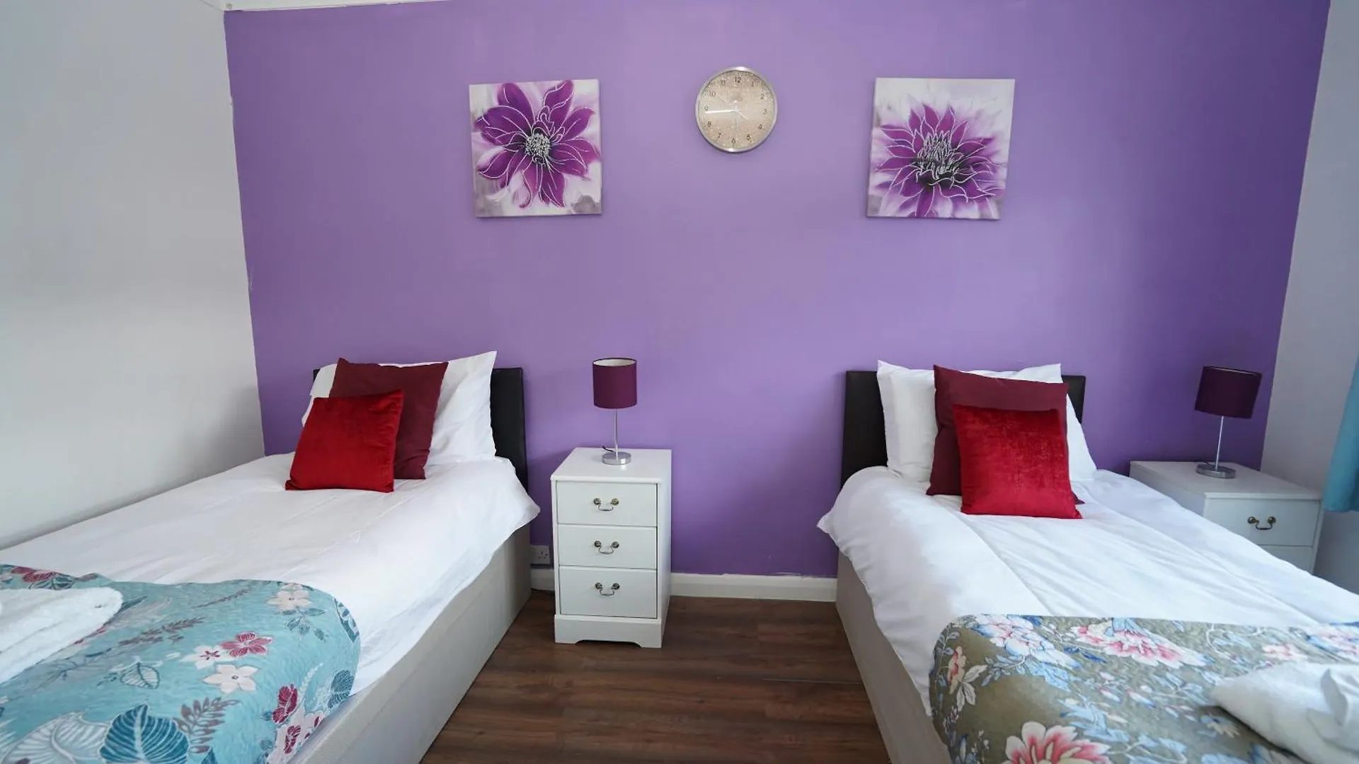 59A Comfortable 3 Bedroom Home, Sleeps 6 By Easy 2 Manage Cranford 0*,  Großbritannien